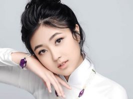 Đại sứ áo dài Vũ Trần Bảo Nguyên trong ngần trong áo dài trắng