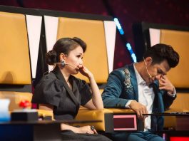 Minh Tuyết thuyết phục thí sinh xin dừng cuộc thi vì cha qua đời trên giường bệnh