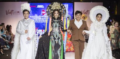 Hoa hậu Phan Thị Mơ mặc áo dài chim công rực rỡ tại Viet Fashion Week
