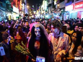 Dòng người chật kín đón Halloween tại trung tâm Sài Gòn và Hà Nội