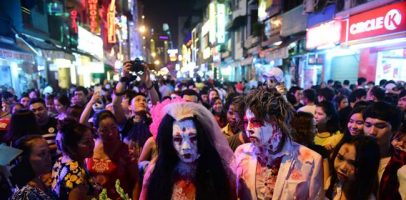 Dòng người chật kín đón Halloween tại trung tâm Sài Gòn và Hà Nội