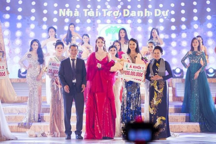 Hoa hậu Phan Thị Mơ diện trang sức hơn chục tỷ đồng đi chấm thi