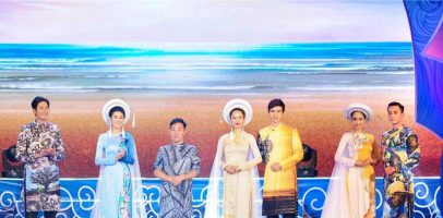 Khát vọng Thành phố trẻ trong BST “Sắc màu của biển” của NTK Việt Hùng