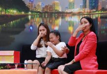 Ốc Thanh Vân bật khóc nghẹn ngào trước cô bé mồ côi cha năm 3 tuổi