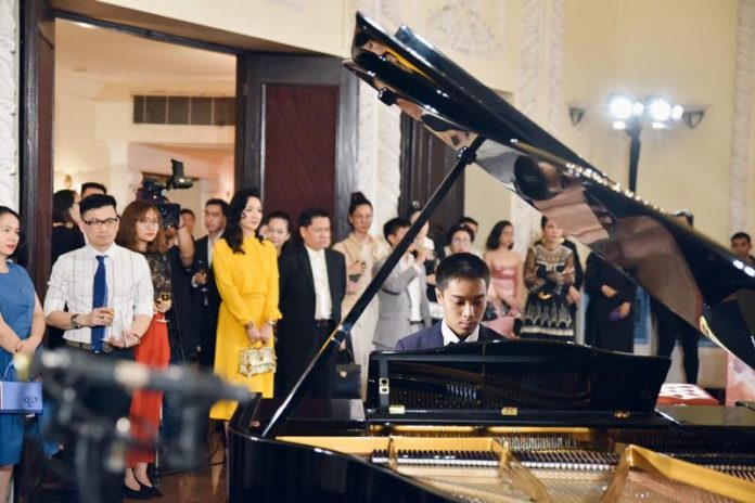 Eric Nguyễn và Hoa hậu Giáng My đấu giá cây piano Blüthner gần 5 tỉ