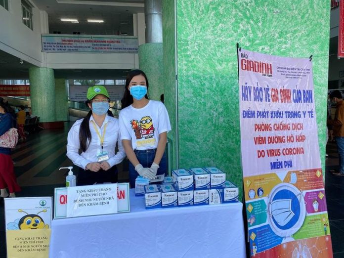 Hết tặng dưa hấu, Á hậu Kim Duyên tiếp tục phát khẩu trang y tế