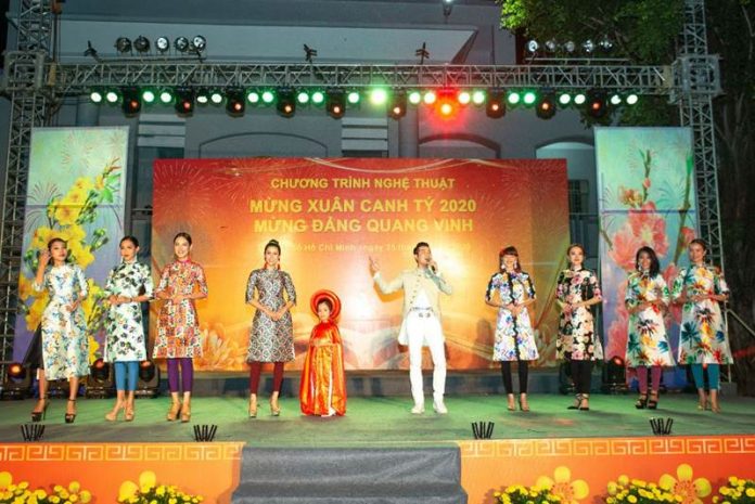 Dàn Hoa hậu, siêu mẫu lộng lẫy trong áo dài Việt Hùng trình