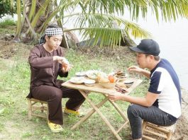 Cris Phan mặc áo miền Tây để phụ nấ