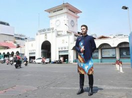 Sơn Ngọc Minh hạnh phúc cùng NTK Việt Hùng tôn vinh áo dài Việt