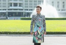 Ca sĩ Sỹ Luân lịch lãm, phong độ trong áo dài Việt Hùng