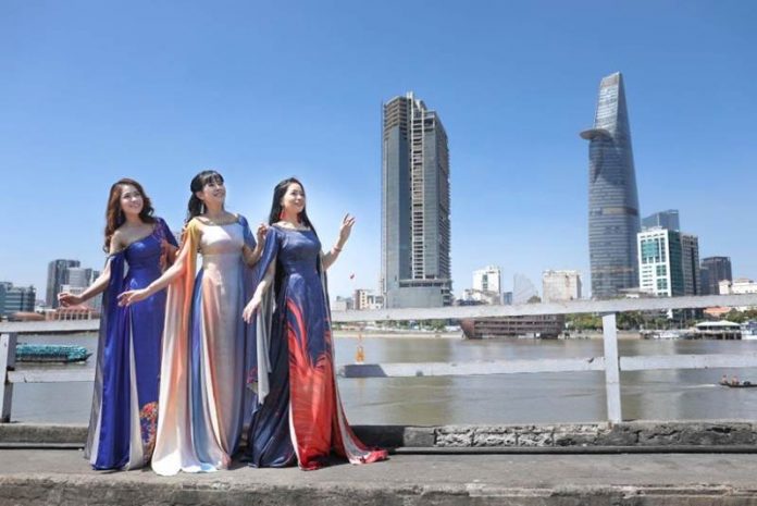 Diện áo dài Việt Hùng, Nhóm nhạc Phù Sa lộng lẫy giữa Hòn ngọc Viễn đông Sài Gòn