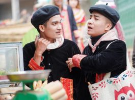 Mạc Văn Khoa – Đỗ Duy Nam rủ nhau đi chợ sắm từ đầu đến chân rồi mới nhớ ra… không đủ tiền