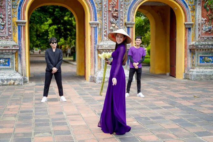 Hoa hậu Khánh Vân khám phá cố đô Huế trong áo dài tím