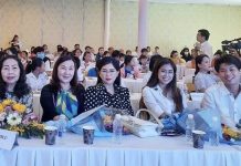Tiên Nguyễn và Hiếu Nguyễn trao học bổng cho trẻ em nghèo