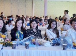 Tiên Nguyễn và Hiếu Nguyễn trao học bổng cho trẻ em nghèo
