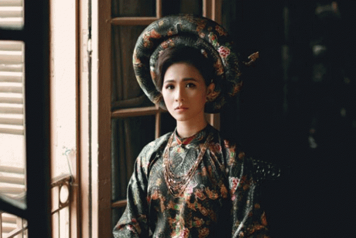 Diện áo dài Việt Hùng, Thùy Trang