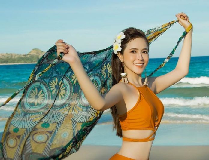 Hoa hậu Lê Bảo Tuyền tham quan thắng cảnh biển tại Phú Yên