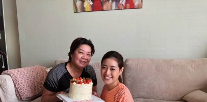 Khánh Vân vào bếp, làm bánh mừng sinh nhật mẹ