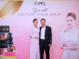 Vợ chồng CEO Liên Kim Linh tình tứ sau buổi họp bá