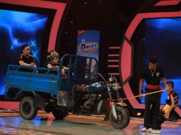Cậu bé 10 tuổi nhảy xuống thuỷ tinh, dùng răng kéo lê giang & xe lôi 900 kg Cậu bé 10 tuổi nhảy xuống thuỷ tinh, dùng răng kéo lê giang & xe lôi 900 kg