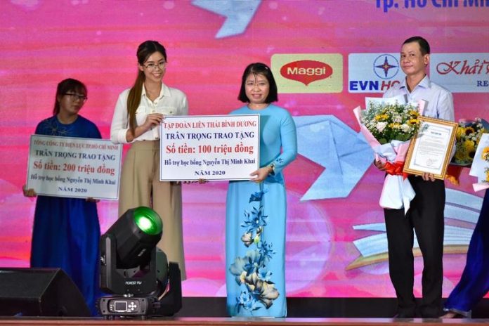 Tiên Nguyễn đại diện tập đoàn IPP trao học bổng Nguyễn Thị Minh Khai