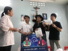 Đàm Vĩnh Hưng - Vũ Hà đội mưa làm từ thiện