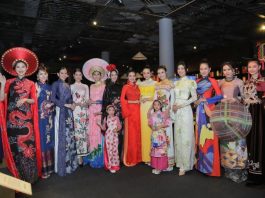 NTK Việt Hùng dệt giấc mơ “Đêm nguồn cội” lên sân khấu Lễ hội Áo dài NTK Việt Hùng dệt giấc mơ “Đêm