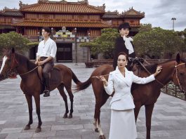 Lê Khanh quấn băng keo vào chân để đi catwalk giữa tử cấm thành