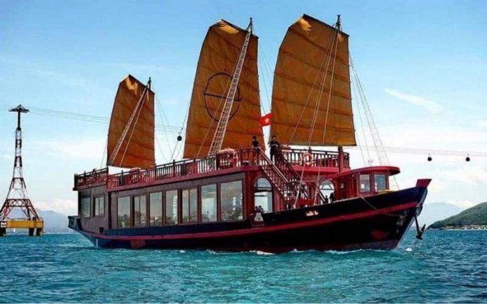 Dương Triệu Vũ dùng thuyền buồm làm