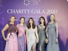 Lý Hương đưa mẹ và con gái đi sự kiện từ thiện Lý Hương đưa mẹ và con gái đi