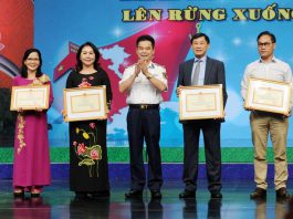Ông Johnathan Hạnh Nguyễn nhận bằ