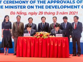 Ông Johnathan Hạnh Nguyễn ký k