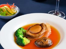 Biển cả trên bàn tiệc tại nhà hàng Thai Village