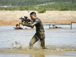 MONO “ẩn mình” dưới nước, vượt bùn lầy thoăn thoắt trong “Chiến sĩ quả cảm”